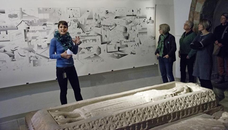 Museum-zu-Allerheiligen-Kuratorin Jennifer Burkard vor einem Panorama, das Yves Netzhammer in den Neunzigerjahren schuf und Schaffhauser Elemente enthält. Bild: Julia Leppin