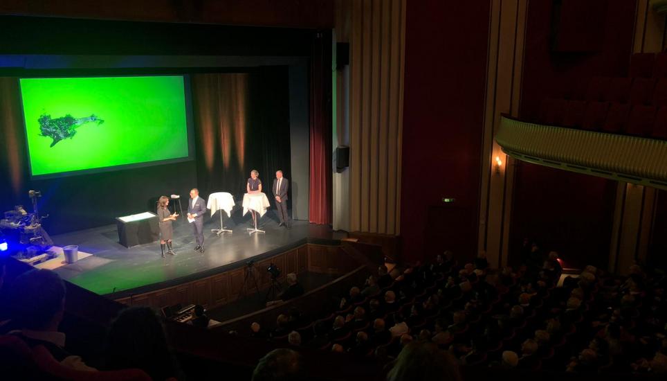 Gastgeber Zeno Geisseler spricht mit Diane Black über die Pläne von Johnson & Johnson in Schaffhausen. Bild: lex