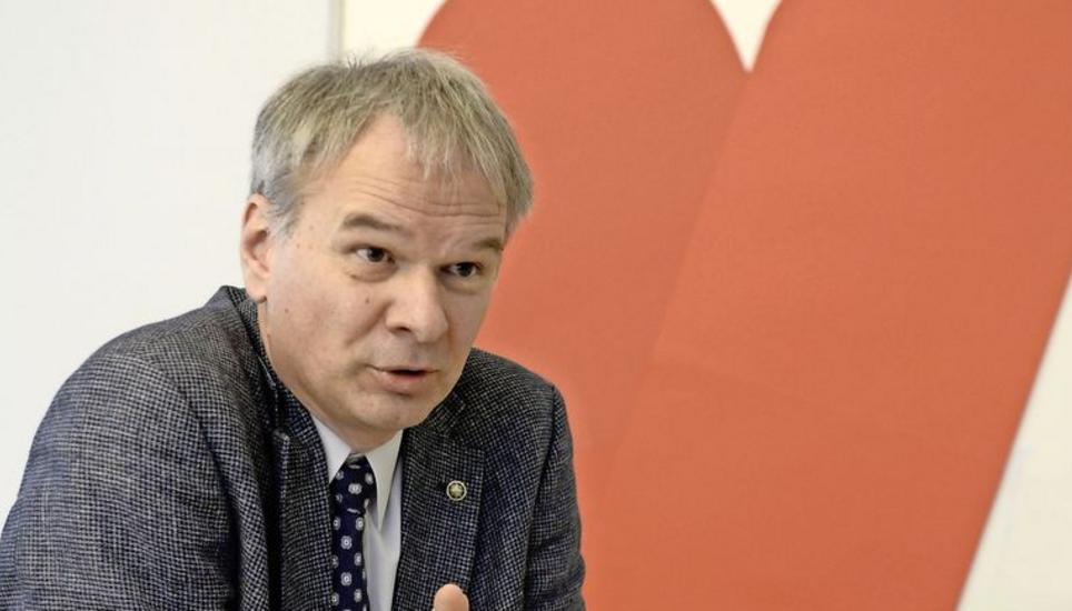 Zwei rote Säulen – der Zoll und die Grenzwache – ergeben, wenn man sie am unteren Ende zusammenführt, ein Herz: Thomas Zehnder erklärt, wie die Zusammenarbeit der Zöllner und Grenzwächter aussehen wird. Bild: Selwyn Hoffmann