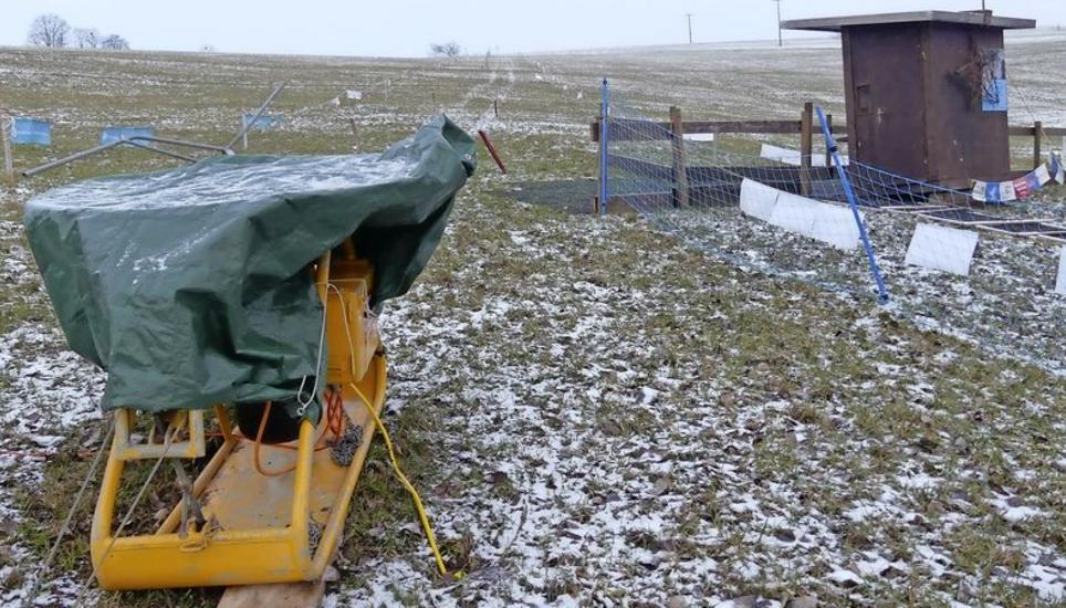 Ein Skilift auf einer lediglich leicht überzuckerten grünen Wiese wirkt surreal. Im Winter 2014/15 hingegen wurde hier in Hallau an 22 Tagen Ski gefahren. Bild: Theo Kübler