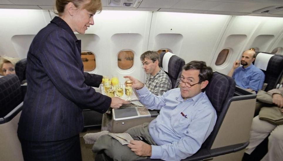 Service in der Businessclass auf einem Swiss-Langstreckenflug beinhaltet auch alkoholische Getränke. Bild: Key