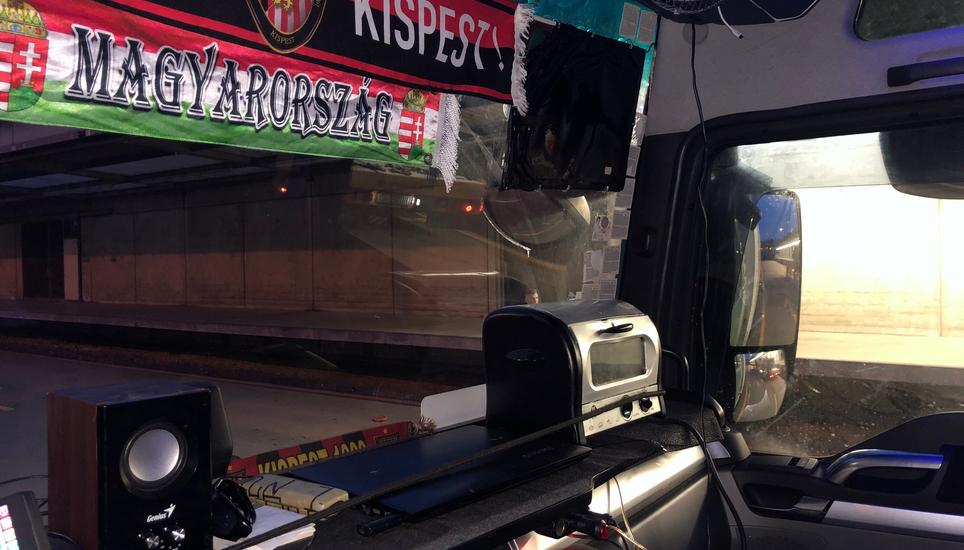 Ein Lautsprecher, Sportschals - und eine Mikrowelle. Das schränkt die Sicht ein und ist verboten. Bild: SHPol