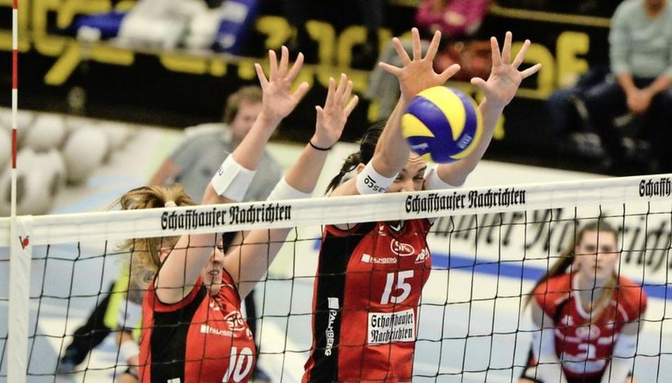 Vivian Guyer (links) und Jessica Wagner tragen zur guten Blockarbeit beim VC Kanti bei. Bild: Reinhard Standke