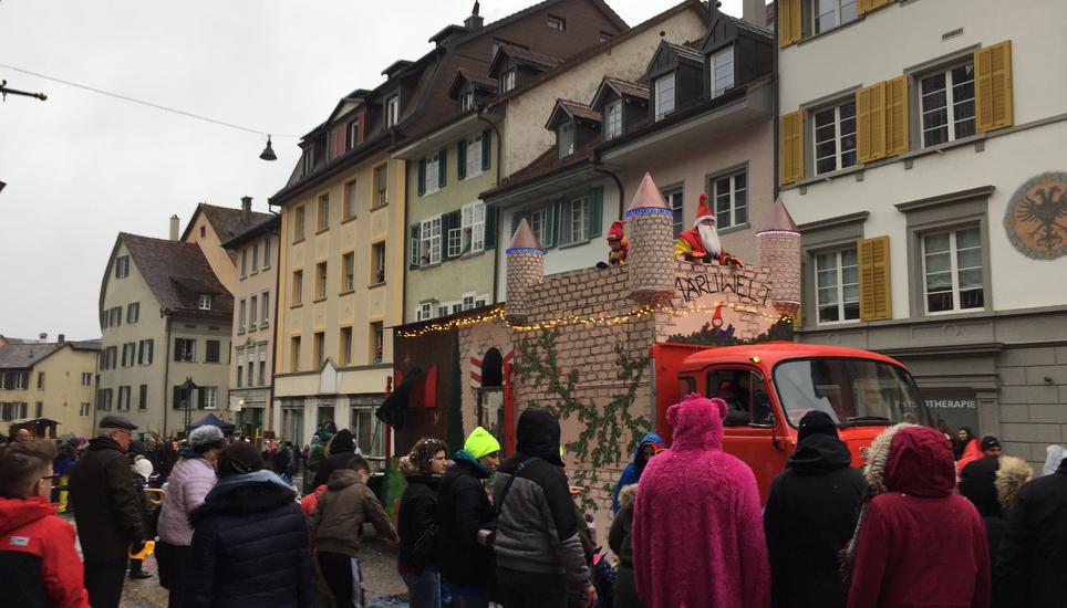 Kalt und ungemütlich war es am Fasnachtsumzug in Diessenhofen. Bild: Radio Munot