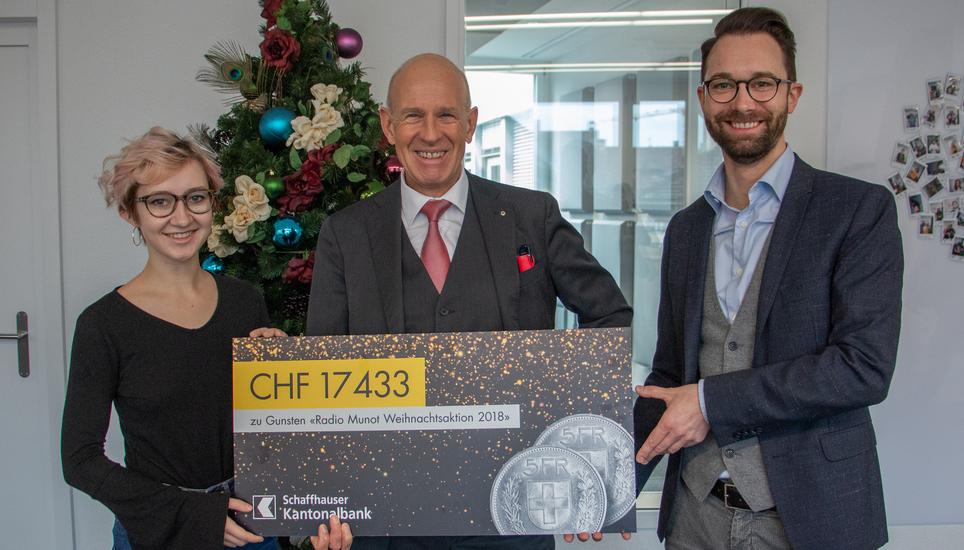Auf dem Bild (v.l.n.r.): Ronja Bollinger, Verantwortliche Radio-Munot-Weihnachtsaktion 2018, Martin Vogel, Geschäftsführer der SHKB, Sandro Locatelli, Spezialist Marketing SHKB. Bild: Radio Munot