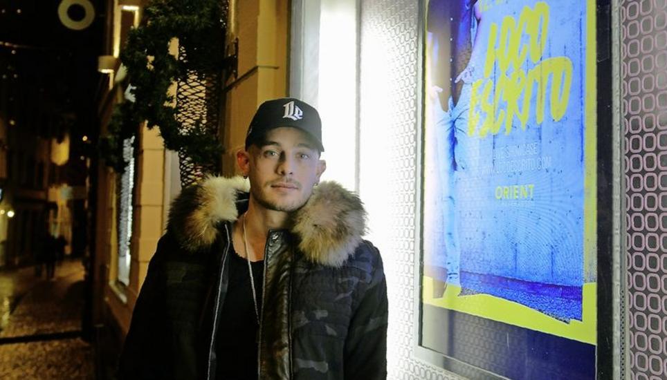 Nicolas Herzig alias Loco Escrito trägt gerne Pelzkragen – aber nur von Wildtieren, wie er betont. Bild: Selwyn Hoffmann