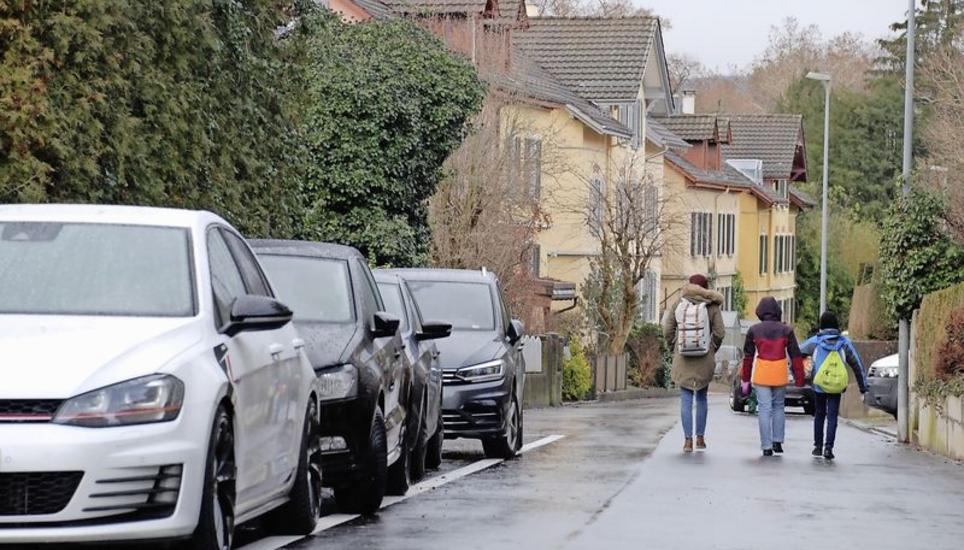 Parkplätze in den Quartieren – wie hier an der Kamorstrasse auf dem Emmersberg – sollen künftig primär den Bewohnern der Schaffhauser Wohnquartiere und ihren Besuchern vorbehalten sein. Bild: Julia Leppin