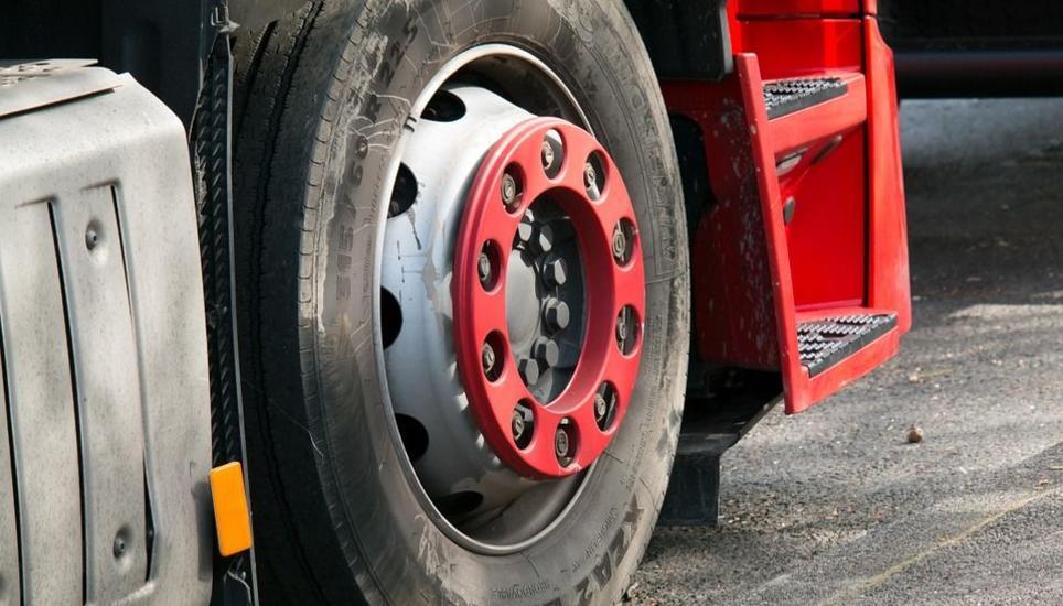 Ein Fahrer eines Sattelschleppers wollte einem anderen Lkw ausweichen, wobei sein Fahrzeug umkippte. Symbolbild: Pixabay
