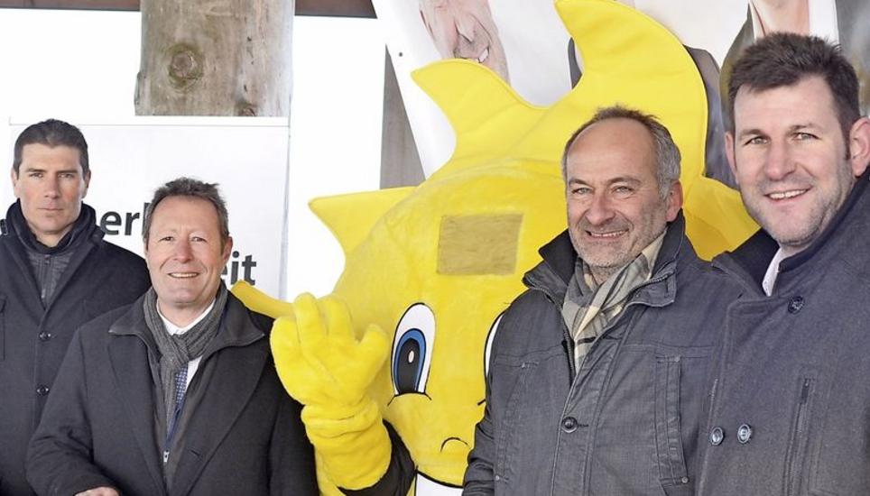 Gruppenbild mit Sonne: Michael Trachsel, Paul Mayer, Konrad Langhart (bisher) und Matthias Stutz (von links). Bild: Mark Gasser