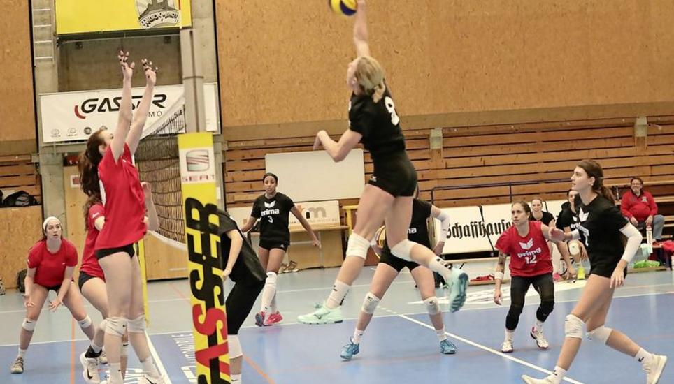 Die jungen US-Amerikanerinnen (links) vermochten die eingespielte VC-Kanti-Equipe (am Smash Angela Lowak) beim 0:4 nur bedingt zu fordern. Bild: Werner Schäpfler