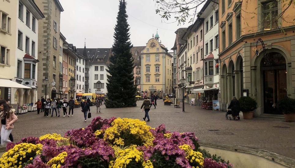 Nachdem bereits die Weihnachtsbeleuchtung abmontiert wurde, musste nun auch der Baum weichen. Bild: Alexa Scherrer
