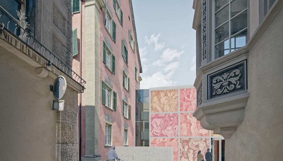 Von der Sporrengasse läuft man direkt auf das neue Verwaltungsgebäude zu.