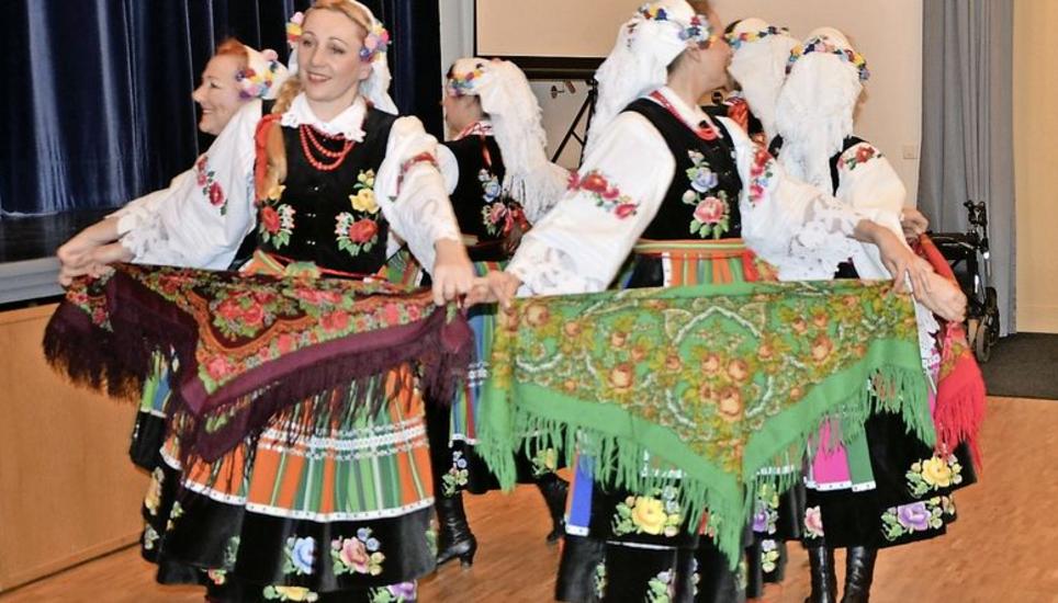 Die polnische Volkstanzgruppe Piast bot farbenprächtige Tänze. Bild: Beat Rajchman
