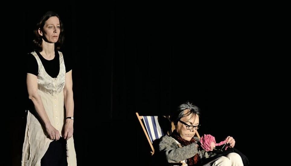 Desillusioniert und zunehmend zerbrechlicher wird Ingeborg Bachmann (Verena Noll) neben ihrer grossen Liebe Max Frisch (Johannes Gabriel), der die Vorgänge in ihrer Beziehung akribisch als schriftstellerisches Material festhält. Bild: Julia Leppin