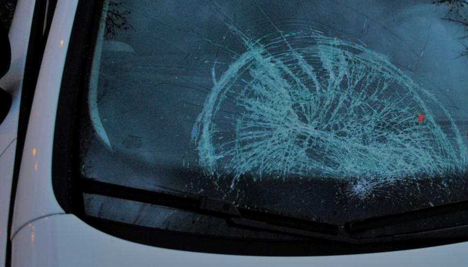 Der Motorradfahrer prallte mit voller Wucht mit dem Kopf gegen die Windschutzscheibe. Bild: SHPol