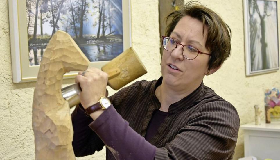Mit dem Schlegel und dem Schnitzeisen holt die Wilchinger Kunsthandwerkerin Ramona Kaiser Halter einen Hermelin aus dem Holz. Bild: Julia Leppin