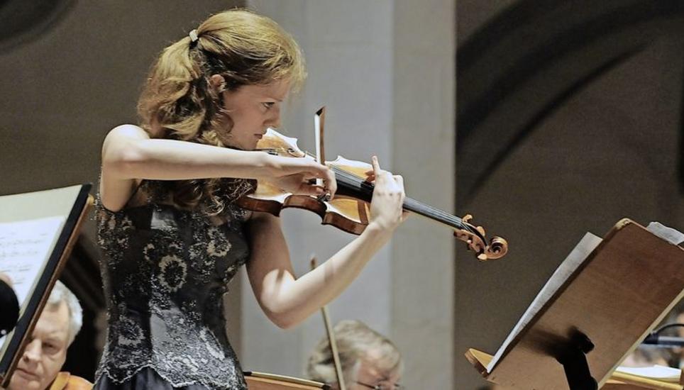 Eine junge Geigerin jenseits von blossem Virtuosentum: Die 24-jährige niederländische Violinistin Tosca Opdam und die Südwestdeutsche Philharmonie Konstanz «erzählten» Bartóks komplexe Partitur mit viel Energie und expressiver Klarheit. Bild: Bruno Bührer