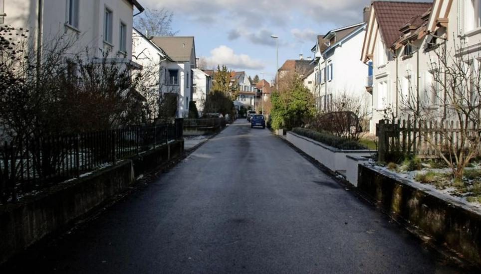 Nicht alle Quartierstrassen – hier ein Beispiel vom Emmersberg – leiden unter einer Flut von parkierten Pendlerautos, welche den Strassenraum besetzen. Bild: Julia Leppin