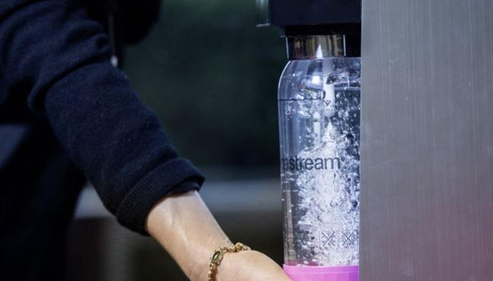 Eine Sodastream-Maschine in Aktion. Bild: Dominik Wunderli