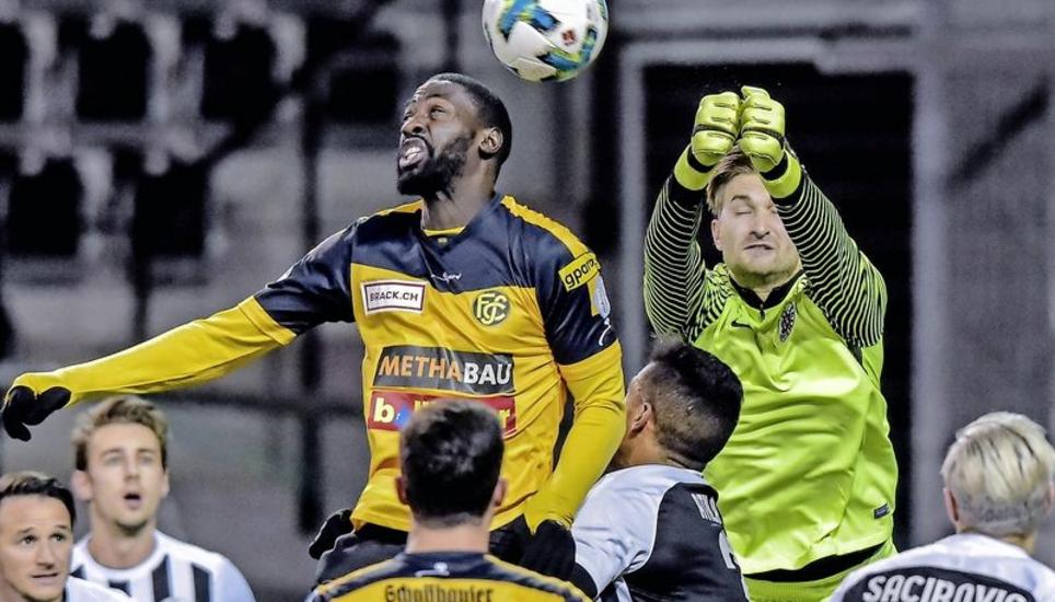 Kein Durchkommen: YF-Keeper Ilija Kovacic (l.) klärt gegen den FCS-Spieler Jackson Mendy. Bild: Roger Albrecht