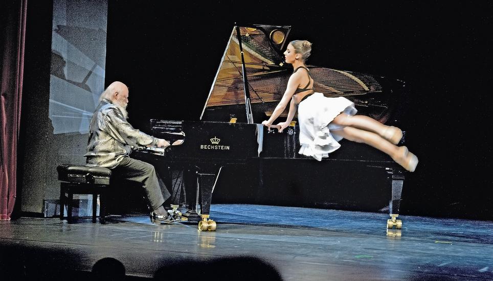 Nein, eine Cinevox-Tänzerin wird wohl kaum – wie bei einer Vorstellung 2015 – über dem Flügel schweben. Dafür aber kann Pianist Werner Bärtschi den neuen Steinway-Konzertflügel der Kirche St. Johann einweihen. Bild: Selwyn Hoffmann / Archiv