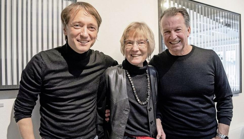 Martin Ulrich (l.), Helga Forster (Ehefrau des Künstlers) und Martin Strobel vor einem Werk mit Holz und Spiegel. Bild: Evelyn Kutschera