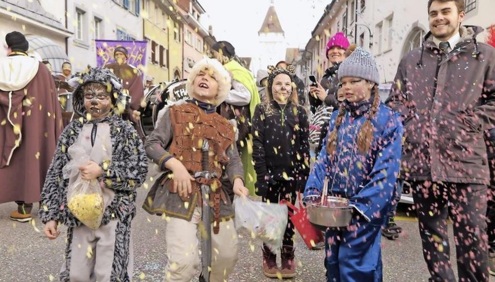 Konfetti und Kostüme: Am Kinderumzug in Neunkirch war am Samstag mächtig was los. Bild: Rolf Hauser