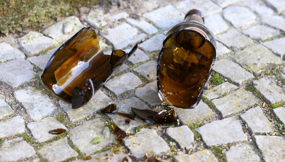 Durch die beim Aufprall entstandenen Glassplitter trafen einen Gast im Restaurant. Symbolbild: Pixabay