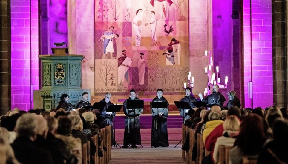 Gemäss dem Motto «Gregorianik meets Pop – Vom Mittelalter bis heute» sangen die Gregorian Voices am Freitagabend in der Schaffhauser Münsterkirche. Bild: Evelyn Kutschera