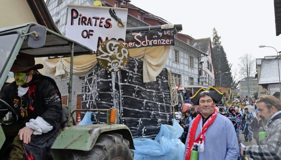 Der Überraschungspiratenwagen an der Spitze des Umzugs wurde von ehemaligen Guggenmusikern auf einem Bauernhof in Hemishofen erstellt. Bild: Margrith Pfister-Kübler