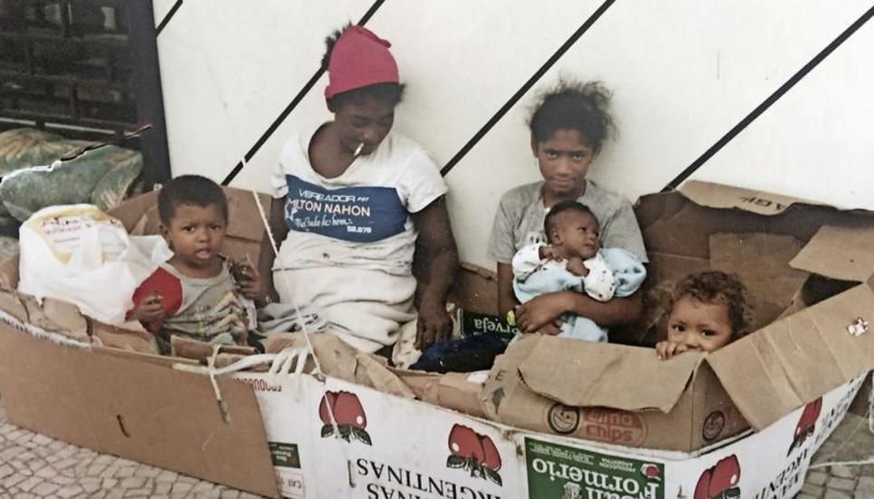 Gleich neben einem Lokal in Rio wohnte in einer grossen Kartonschachtel eine ganze Familie.