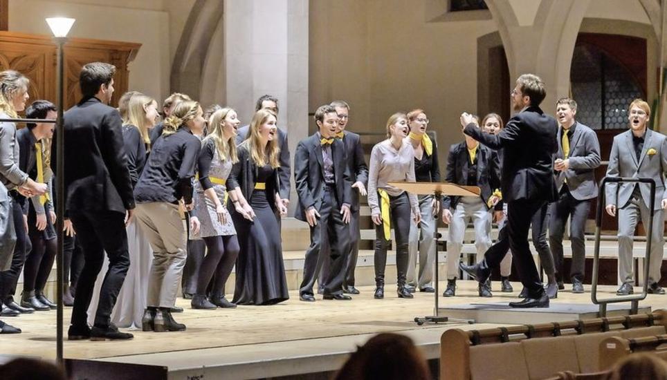 Engagement und Können – das Consonus-Vokalensemble unter der Leitung von Mauro Ursprung. Bild: Michael Kessler
