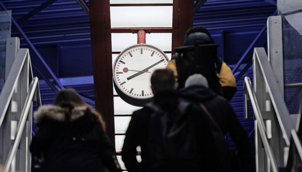 Bei massiven Zugverspätungen sollen Passagiere künftig mehr als nur einen Kaffeebon erhalten. Bild: Key