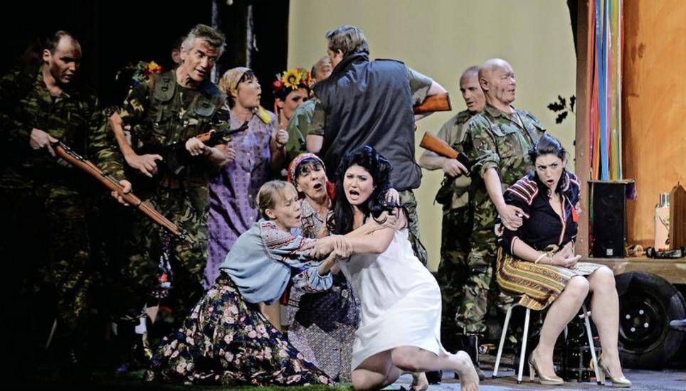 Söldner bedrängen die Frauen des Dorfes, darunter auch Serenad Uyar als Laura (in Weiss) und ihre Mutter Hedwig (Marie Gautrot, ganz rechts). Bild: Selwyn Hoffmann