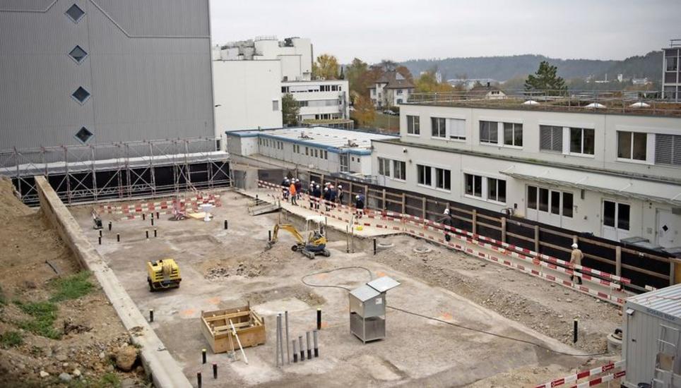 Blick auf die Cilag-Baustelle: Der Pharmabetrieb bietet wesentlich höhere Pensionskassenleistungen als gesetzlich vorgeschrieben. Bild: Jeannette Vogel