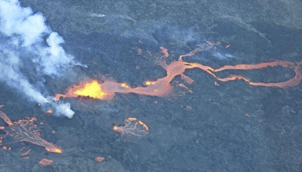 Sehen klein aus – sind aber über hundert Meter hoch: die Lavafontänen des isländischen Vulkans Bárðarbunga. Bild: Bernhard Rossi