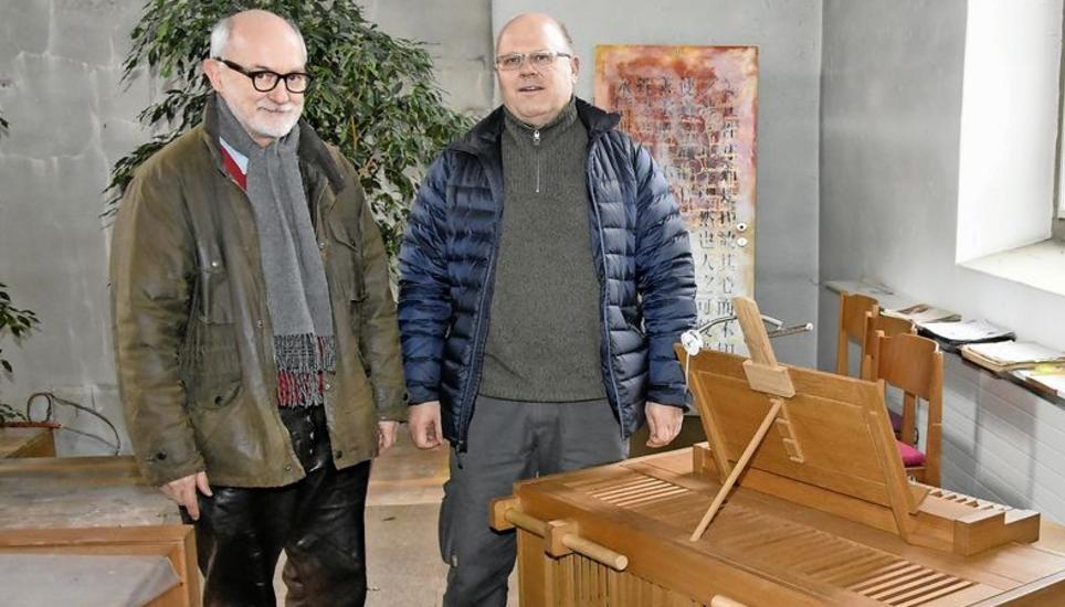 Michael Psczolla und Matthias Stahlmann neben der kleinen Leihorgel, die nun bald ersetzt wird. Bild: Andreas Grossmann