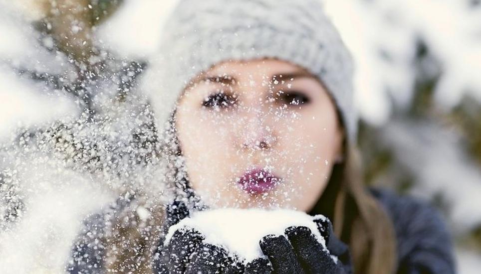 Einen magischen Moment erlebt diese junge Frau im Schnee. Bild: Pixabay
