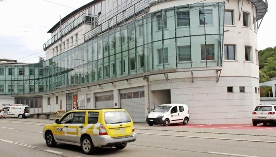 Ein Fahrzeug des kantonalen Elektrizitätswerks EKS vor dem Hauptsitz der Städtischen Werke (SH Power) beim Kraftwerk Schaffhausen. Bild: Julia Leppin