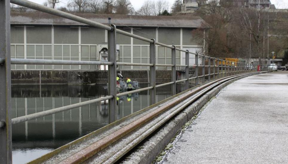 Zu wenig Restwasser gibt das Kraftwerk in Rheinau in die Rheinschlaufe ab. Die Lösung für die Restwassersanierung gestaltet sich komplex. Bild: Stefan Salzmann