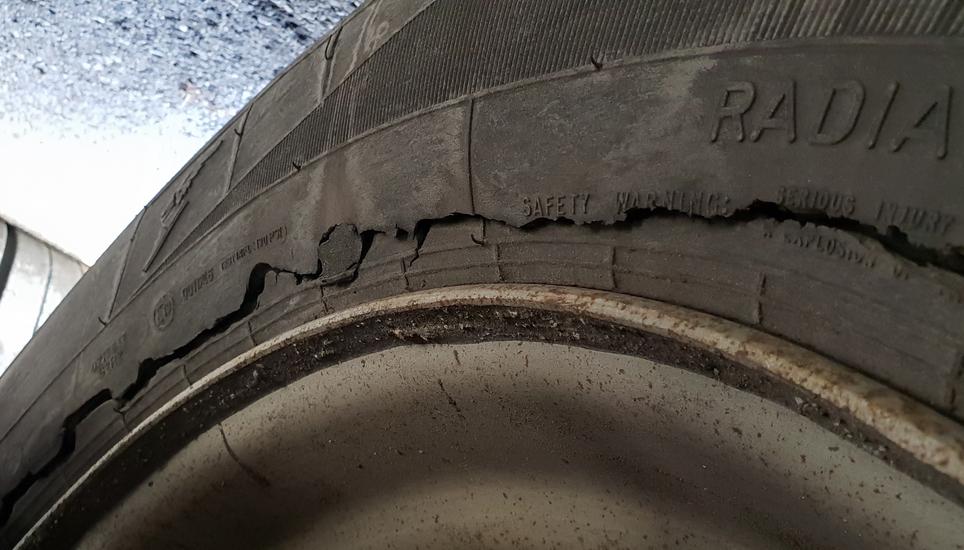Der Lastwagen des angehaltenen Chauffeurs befand sich in einem miesen Zustand. Bild: shpol