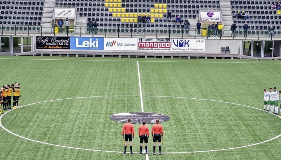 Vor den Testspielen: eine Trauerminute für den verstorbenen FCS-Präsidenten Aniello Fontana im Lipo-Park. Bild: Roger Albrecht