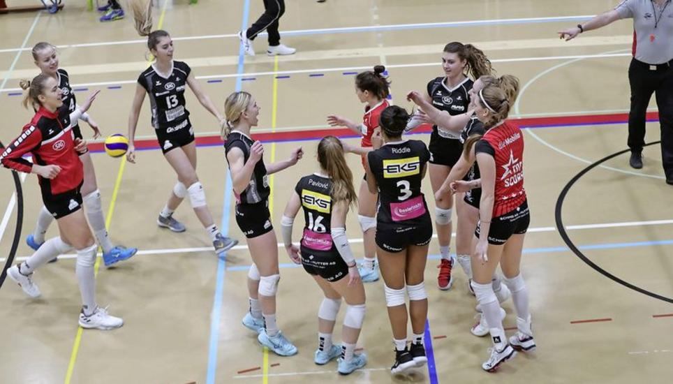 Geschafft: Die Kanti-Spielerinnen bejubeln ihren Auswärtssieg in Genf. Bild: Werner Schläpfer