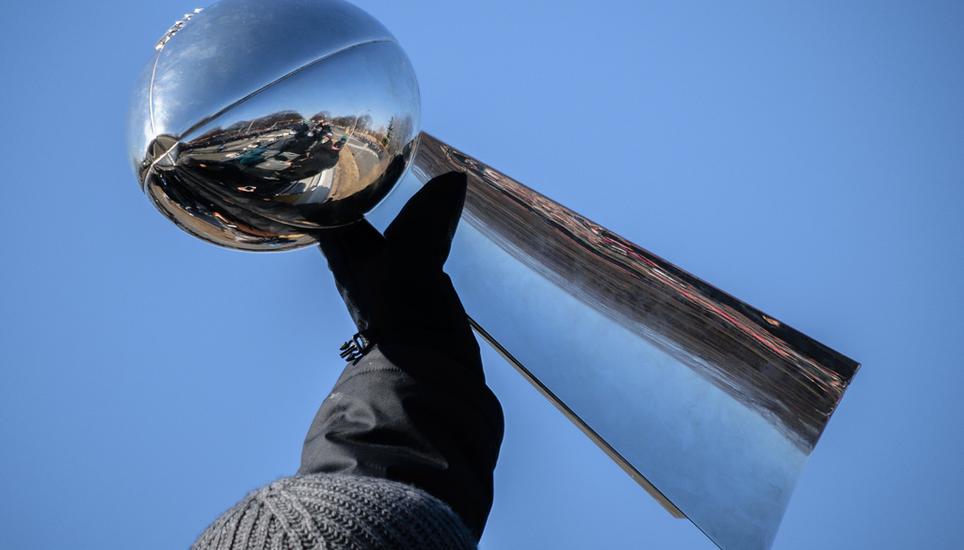 Um diese Trophäe geht es im Super Bowl: Die Vince Lombardi Trophy. Bild: flickr / T.M.Peto
