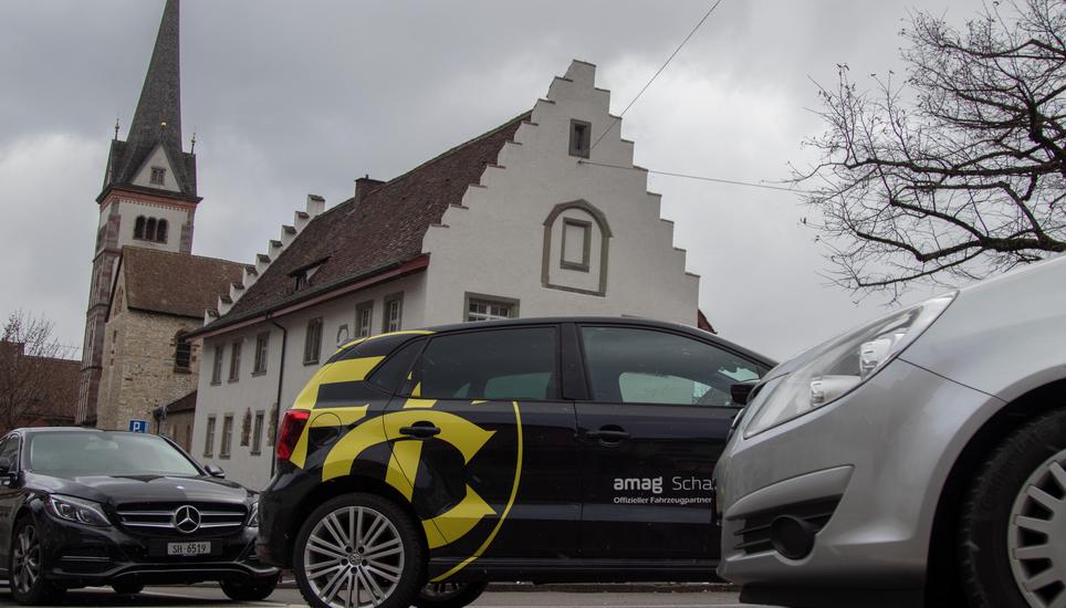 Viele Trauergäste, Weggefährten und auch Spieler des FC Schaffhausen verabschiedeten sich von Aniello Fontana.