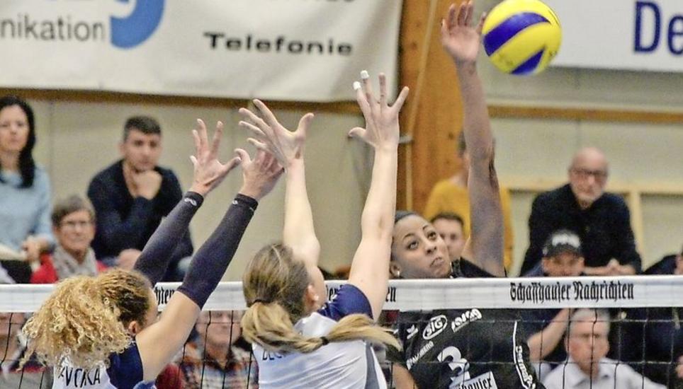 Kanti-Topskorerin Chantal Riddle (3) beim Angriff gegen Ines Granvorka (13) und Kerley Becker (2). Bild: Reinhard Standke