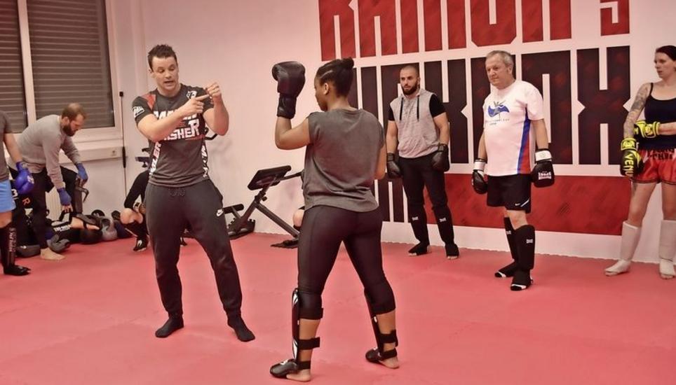 Profi-Kickboxer Ramon Kübler erklärte beim Probetraining die Technik beim Thaiboxen. Auch SN-Korrespondent Thomas Güntert (2. v. r.) nahm daran teil. Bild: Thomas Güntert