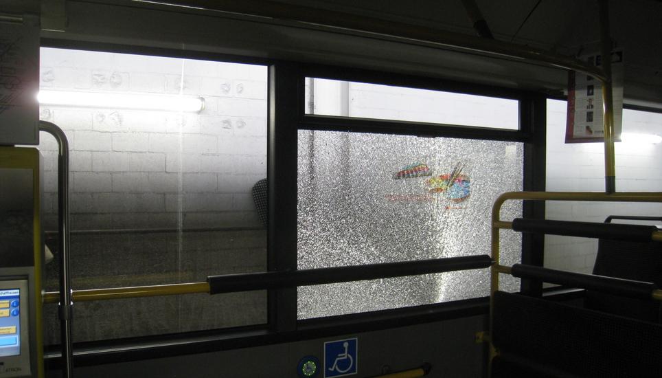 Die zerstörte Scheibe im Bus der VBSH. Bild: Verkehrsbetriebe Schaffhausen