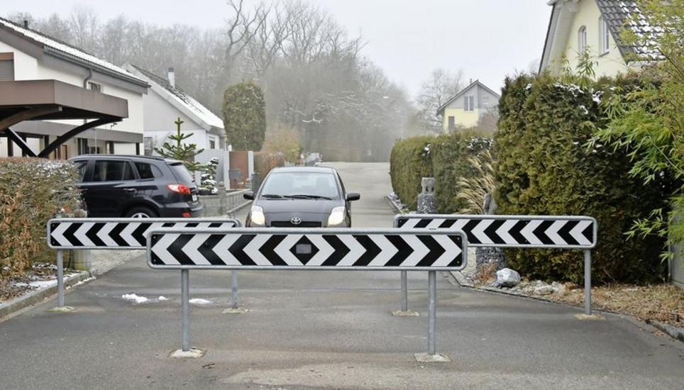 Die Anwohner der Birchstrasse fordern eine verkehrsberuhigende Lösung, falls die Barriere entfernt werden sollte. Bild: Saskia Baumgartner