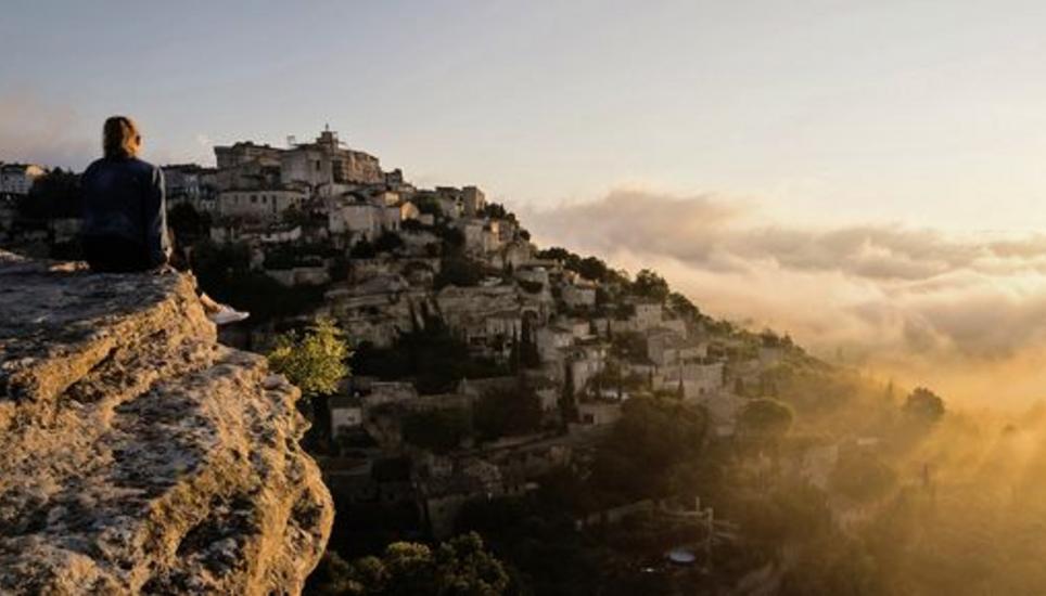 Das Foto hat Dario Ulmann aus Appenzell aufgenommen. Es entstand am frühen Morgen bei Sonnenaufgang mit Blick auf die Stadt Gordes in Frankreich.
